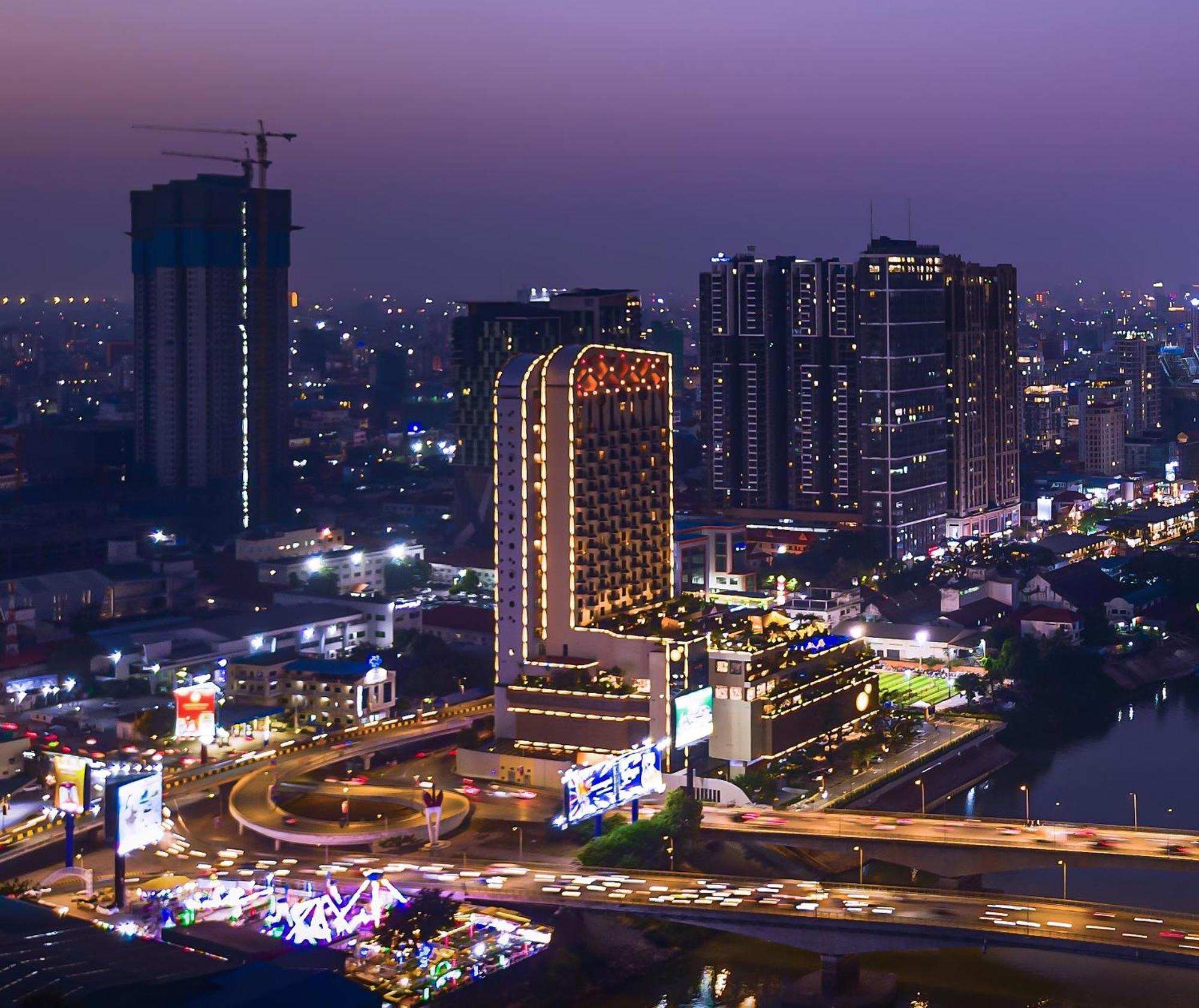 Sun & Moon, Riverside Hotel Phnom Pen Exterior foto