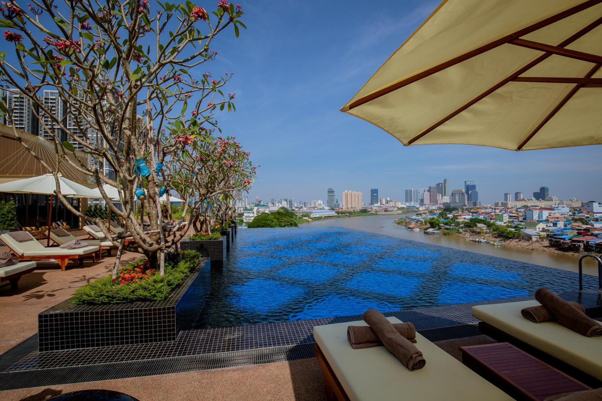 Sun & Moon, Riverside Hotel Phnom Pen Exterior foto