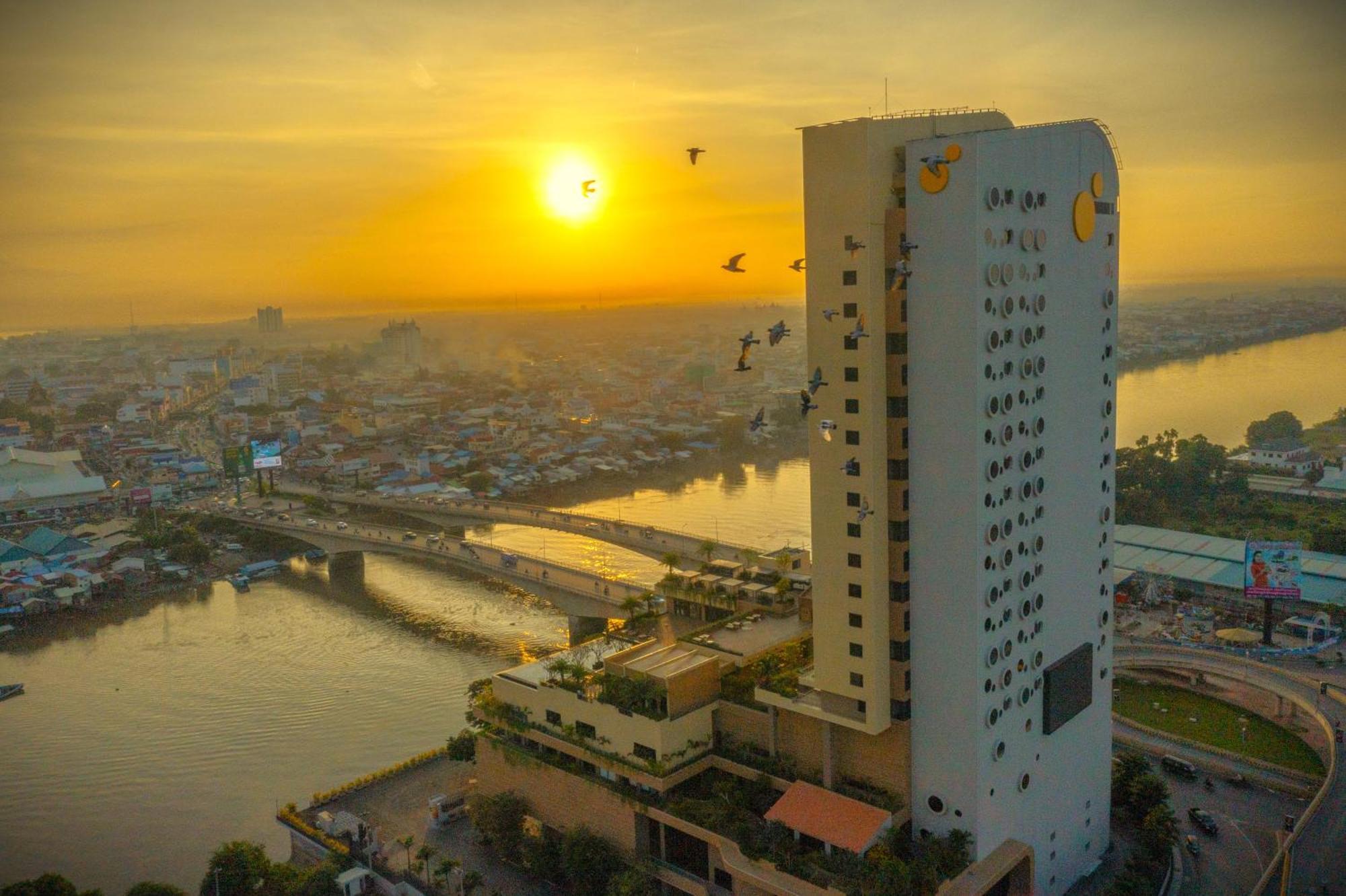 Sun & Moon, Riverside Hotel Phnom Pen Exterior foto
