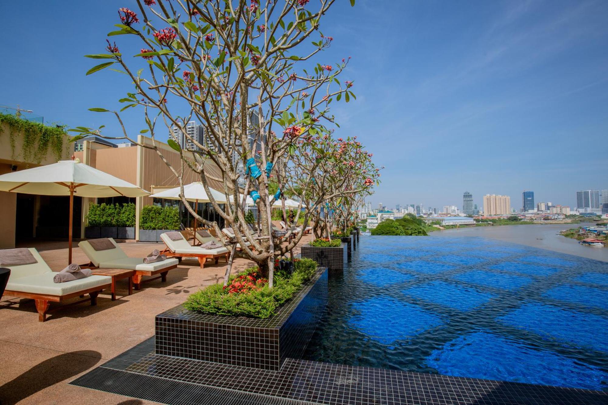 Sun & Moon, Riverside Hotel Phnom Pen Exterior foto