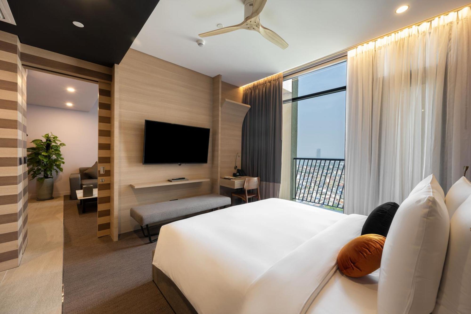 Sun & Moon, Riverside Hotel Phnom Pen Exterior foto