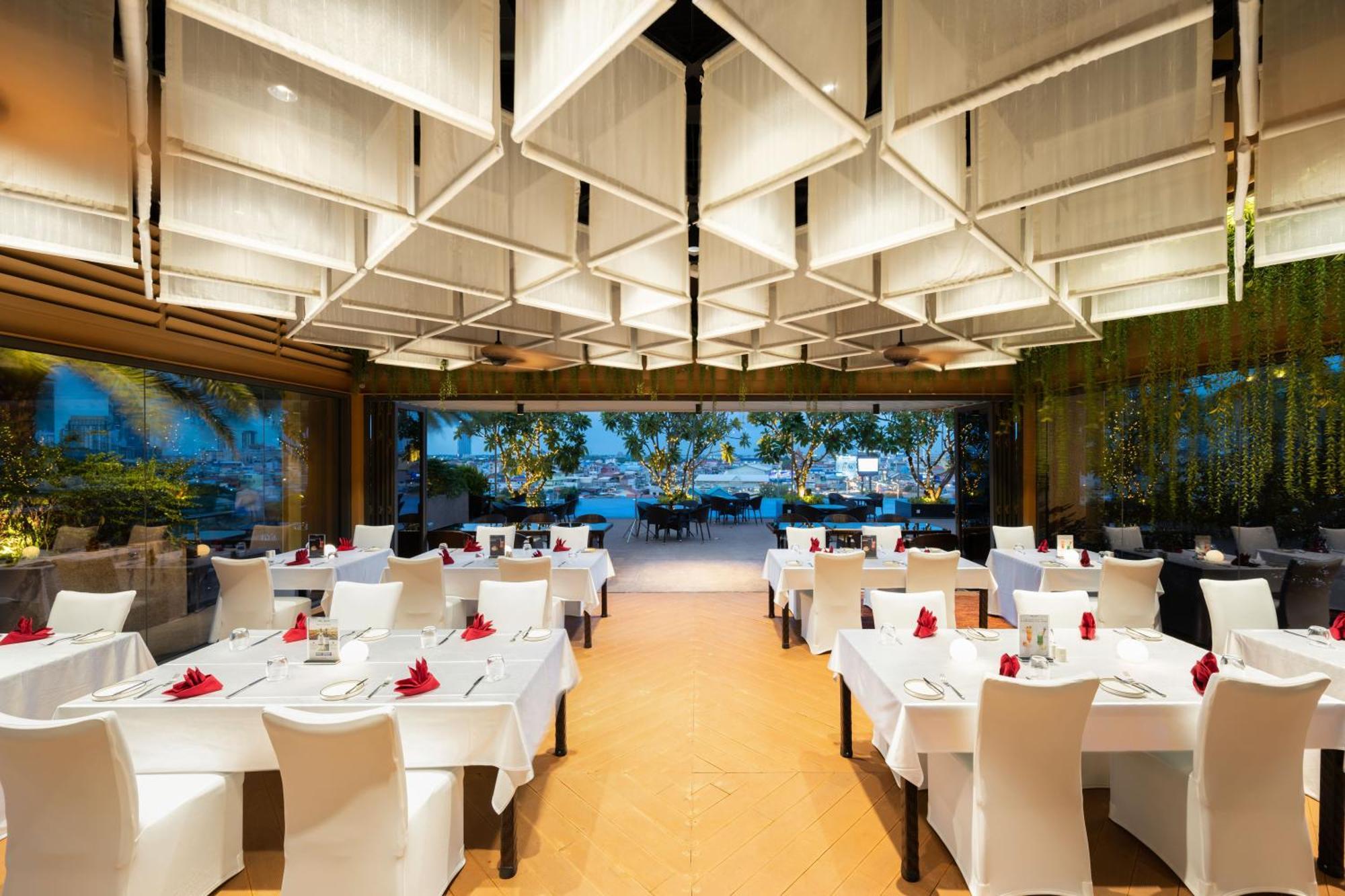 Sun & Moon, Riverside Hotel Phnom Pen Exterior foto